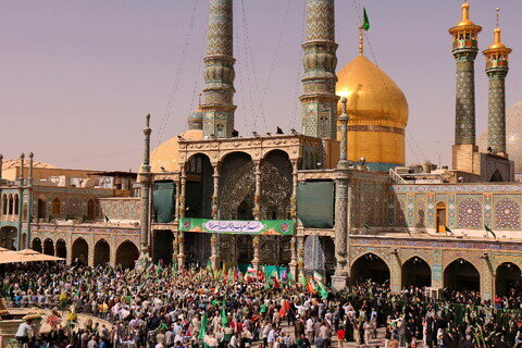 Imágenes / El ambiente del Santuario de Hazrat Masuma (P) en el aniversario de la llegada de la Dama de la Generosidad a la sagrada ciudad de Qom