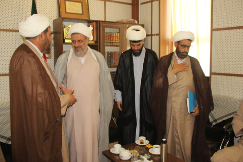 تصاویر / جلسه هماهنگی برنامه های دفاع مقدس در حوزه علمیه استان قزوین