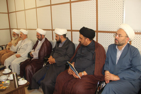 تصاویر / جلسه هماهنگی برنامه های دفاع مقدس در حوزه علمیه استان قزوین