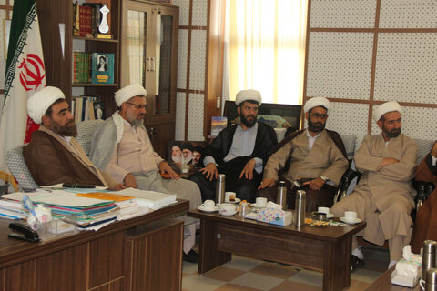 تصاویر / جلسه هماهنگی برنامه های دفاع مقدس در حوزه علمیه استان قزوین