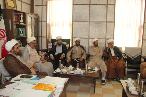 تصاویر / جلسه هماهنگی برنامه های دفاع مقدس در حوزه علمیه استان قزوین