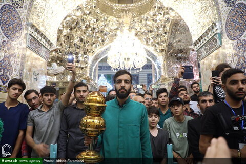 Photos/Le sanctuaire de Fatima al-Ma'suma (sur elle la paix) a été décoré de fleurs à l'occasion de l'anniversaire de son arrivée dans la ville sainte de Qom.