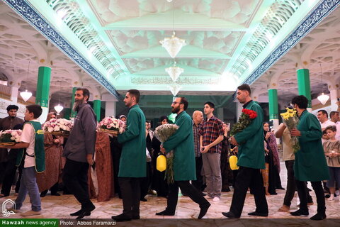 Photos/Le sanctuaire de Fatima al-Ma'suma (sur elle la paix) a été décoré de fleurs à l'occasion de l'anniversaire de son arrivée dans la ville sainte de Qom.