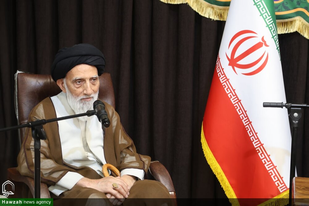 در جنگ ترکیبی دشمن، حوزه در خط مقدم حضور دارد