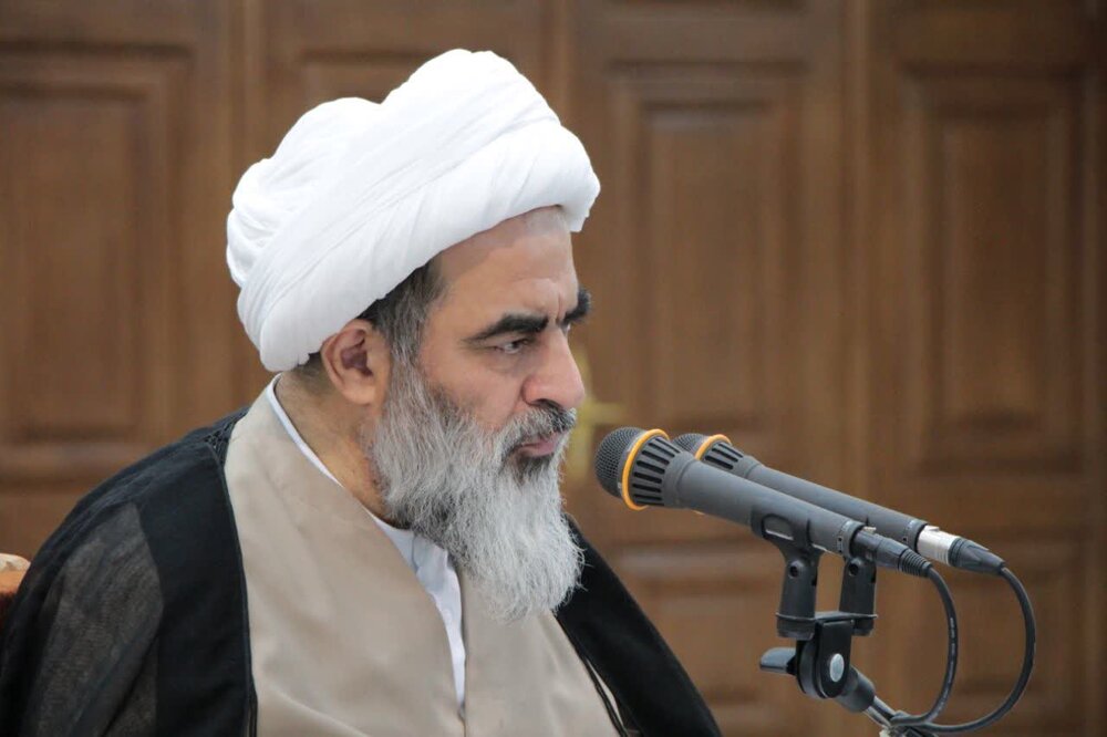 افرادی که وزن علمی ندارند و از قرآن و روایات بی‌خبرند، می‌گویند چرا عزاداری کنیم؟