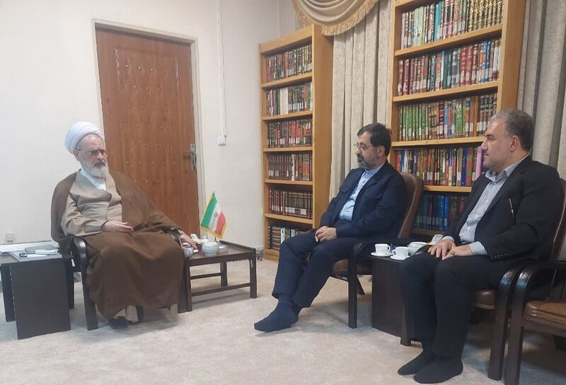 دیدار استاندار و فرماندار قم با آیت‌الله اعرافی