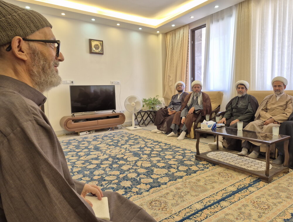 دیدار مدیر حوزه علمیه کاشان با روحانی پیشکسوت