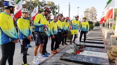 تصاویر/ تجدید میاث تیم غریب‌الغربای کاشان به مشهدالرضا(ع) بامقام شامخ سرداران و ۱۸۳۹ شهید کاشان