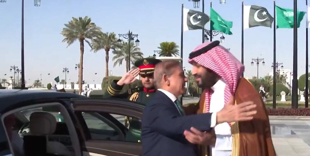 سعودی عرب میں پاکستانی وفد کا عظیم الشان استقبال/ پاک-سعودی سفارتی تعلقات؛ دوستی، محبت اور بھائی چارے کی اعلیٰ مثال