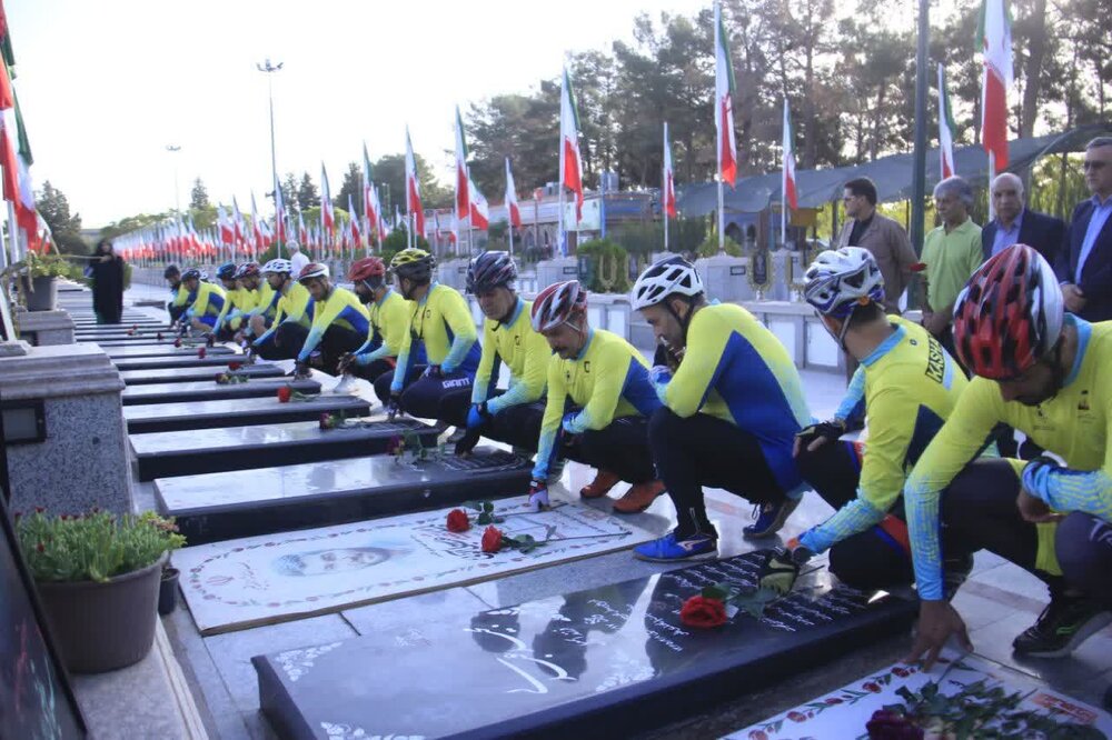 رکاب‌زنی تیم غریب‌الغربا دوچرخه سواران کاشانی به مشهدالرضا(ع)+ عکس