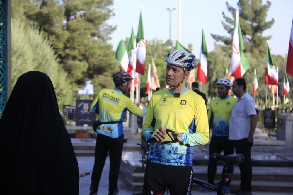 رکاب‌زنی تیم غریب‌الغربا دوچرخه سواران کاشانی به مشهدالرضا(ع)+ عکس