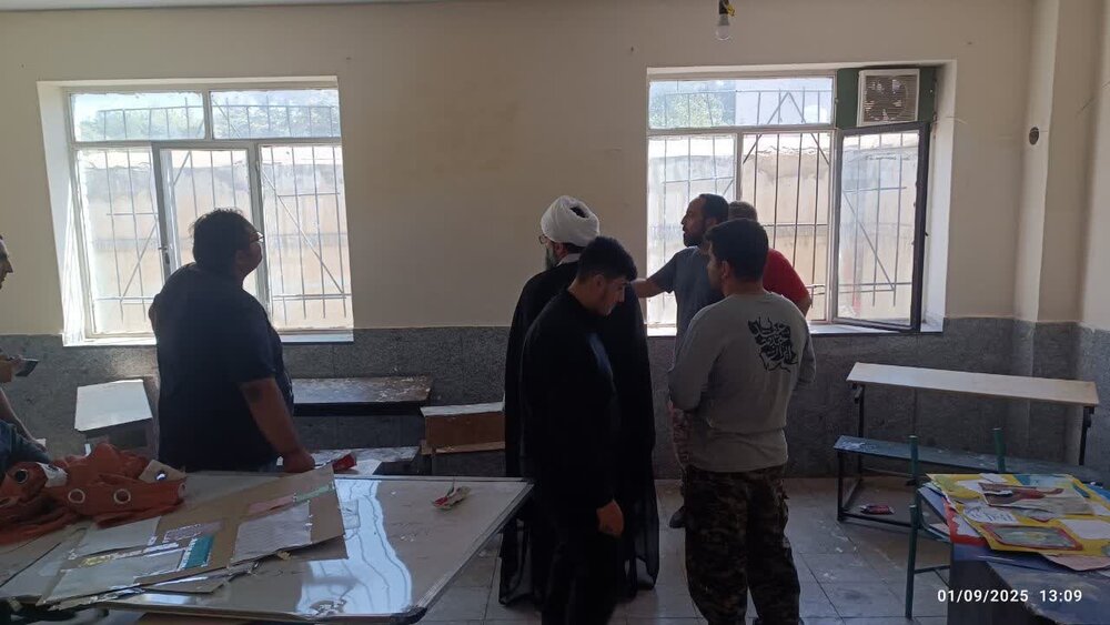 حضور جهادی امام جمعه مریانج در راستای آماده سازی مدارس این شهر+تصاویر