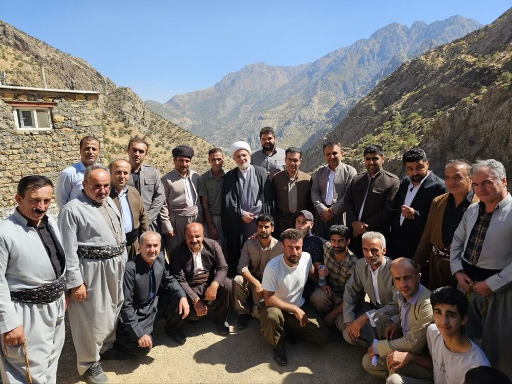 فیلمl نماینده ولی فقیه در کردستان از روستای ناو از توابع شهرستان سروآباد بازدید کرد