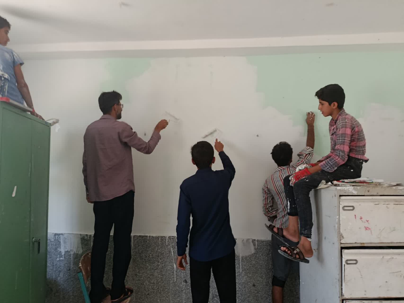 رنگ آمیزی یک مدرسه توسط گروه جهادی دستان سبز یزدان