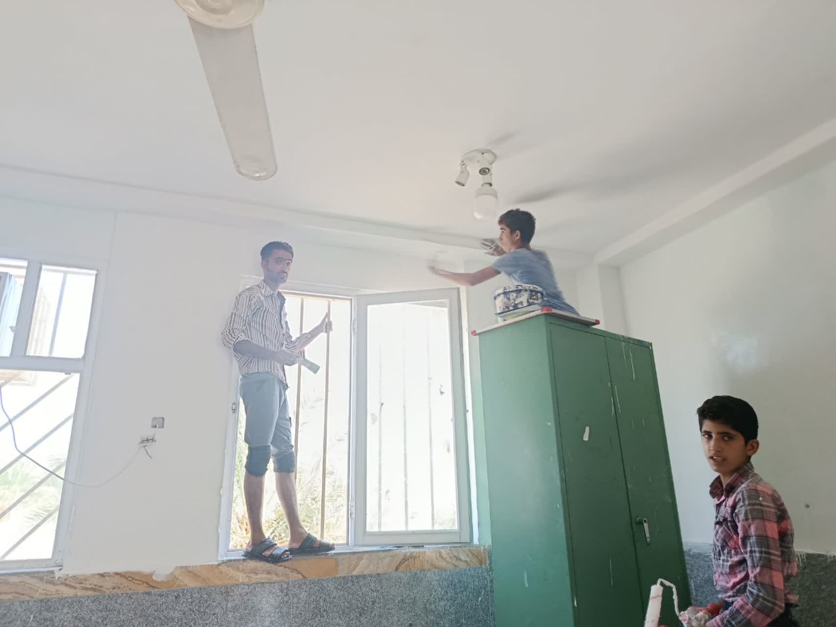 رنگ آمیزی یک مدرسه توسط گروه جهادی دستان سبز یزدان