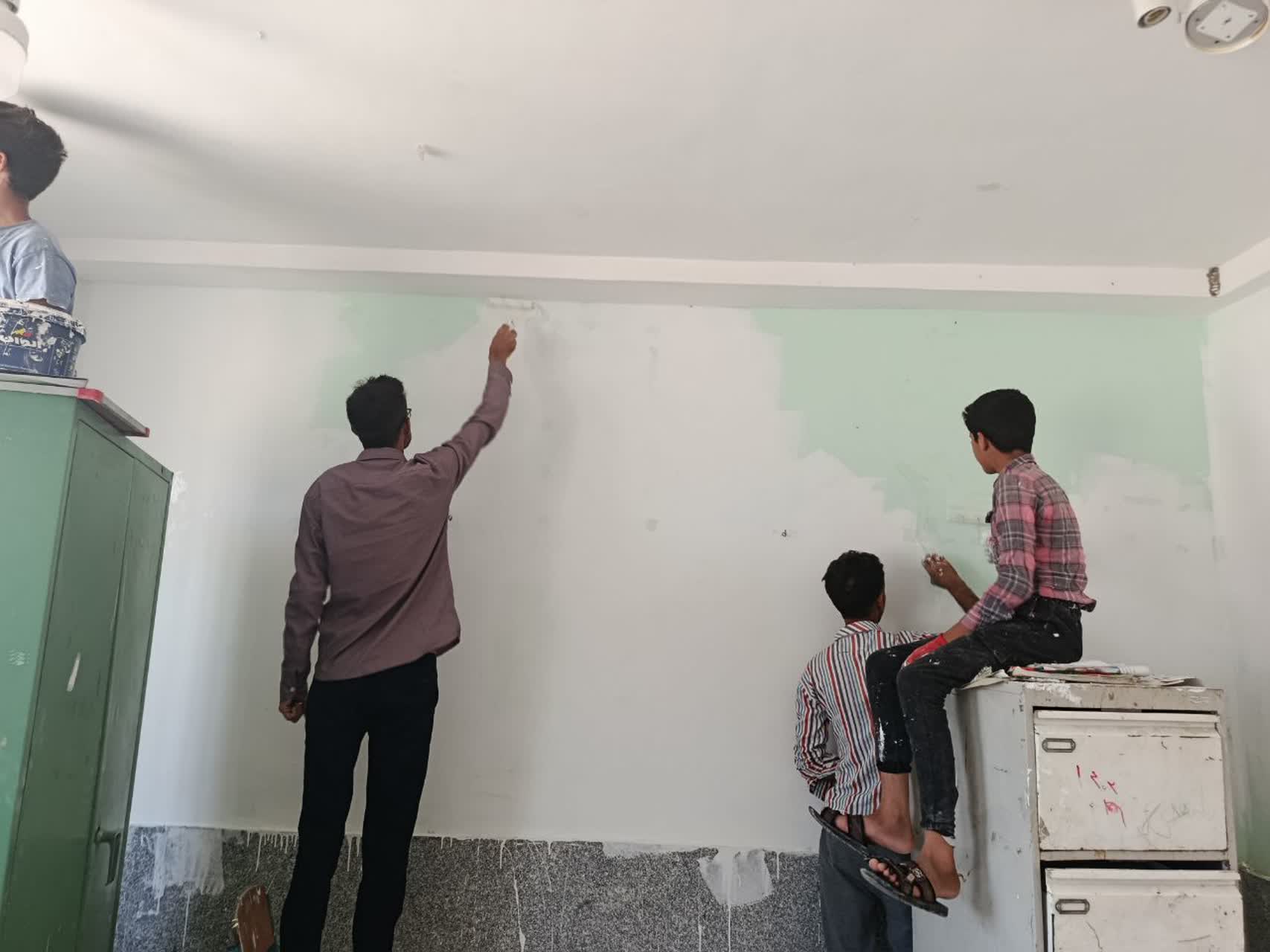 رنگ آمیزی یک مدرسه توسط گروه جهادی دستان سبز یزدان