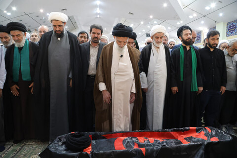 تصاویر / اقامه نماز میت بر پیکر مرحوم فاضلیان