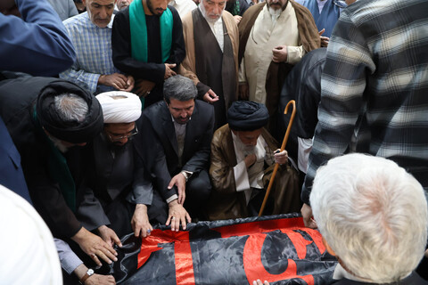 تصاویر / اقامه نماز میت بر پیکر مرحوم فاضلیان