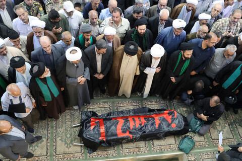 تصاویر / اقامه نماز میت بر پیکر مرحوم فاضلیان