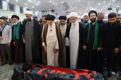 تصاویر / اقامه نماز میت بر پیکر مرحوم فاضلیان