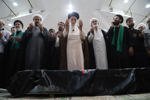 تصاویر / اقامه نماز میت بر پیکر مرحوم فاضلیان