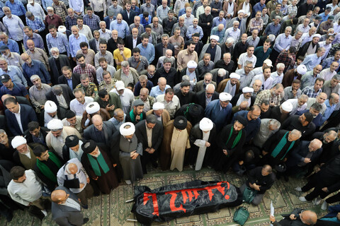 تصاویر / اقامه نماز میت بر پیکر مرحوم فاضلیان