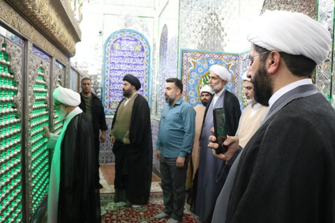 تصاویر/ استقبال مسئولان حوزوی استان سمنان از آیت الله شب زنده دار و ادای احترام به مقام شامخ شهدا در گلزار شهدای امامزاده یحیی(ع)