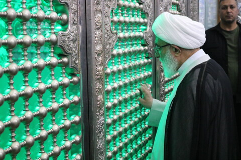 تصاویر/ استقبال مسئولان حوزوی استان سمنان از آیت الله شب زنده دار و ادای احترام به مقام شامخ شهدا در گلزار شهدای امامزاده یحیی(ع)