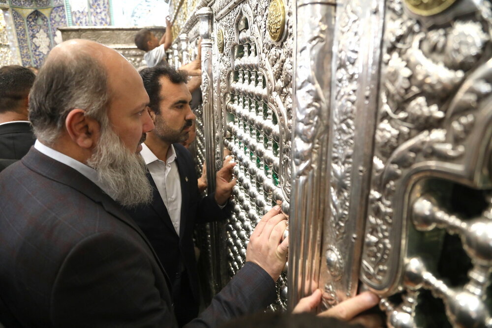 Pakistan’s Commerce Minister Visits Holy Shrine of Hazrat Masoumeh in Qom