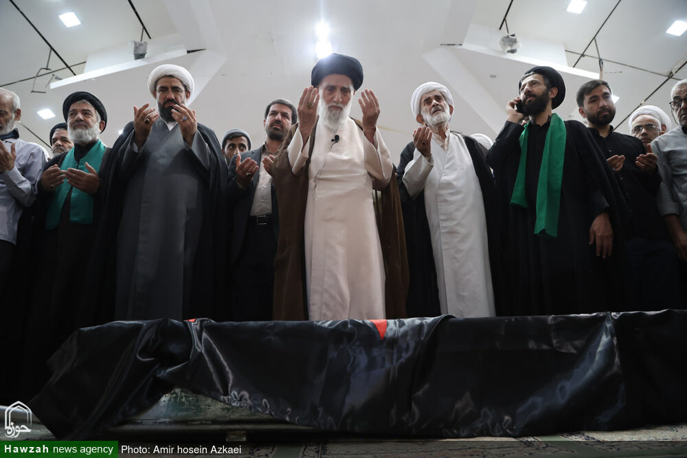 تصاویر / اقامه نماز میت بر پیکر مرحوم فاضلیان