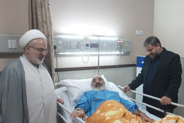 عیادت نماینده آیت‌الله اعرافی از استاد حوزه + عکس