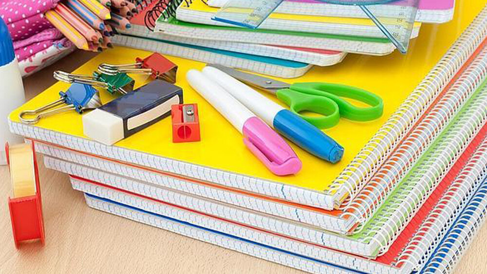 اهدا لوازم التحریر به ایتام همدانی