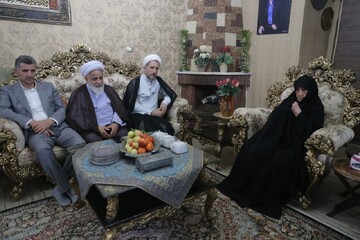 تصاویر / دیدار نماینده ولی فقیه در استان قزوین با خانواده شهید