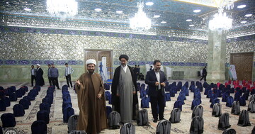 اهدای لوازم التحریر به دانش آموزان کم بضاعت در پویش مهر فاطمی