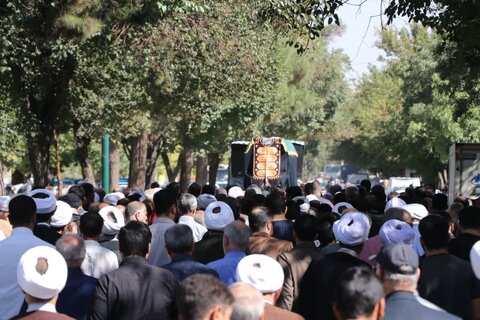 تصاویر مراسم تشییع حجت الاسلام فطرس پدر شهید مهدی فطرس در بروجرد