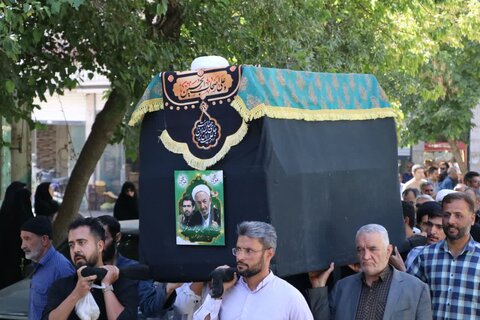 تصاویر مراسم تشییع حجت الاسلام فطرس پدر شهید مهدی فطرس در بروجرد