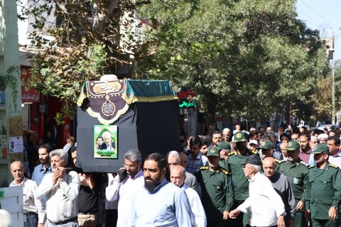 تصاویر مراسم تشییع حجت الاسلام فطرس پدر شهید مهدی فطرس در بروجرد