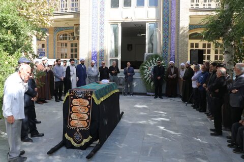 تصاویر مراسم تشییع حجت الاسلام فطرس پدر شهید مهدی فطرس در بروجرد