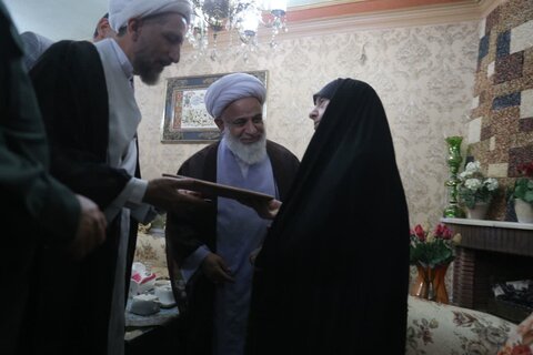 تصاویر / دیدار نماینده ولی فقیه در استان قزوین با خانواده شهید