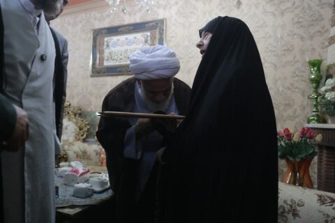 تصاویر / دیدار نماینده ولی فقیه در استان قزوین با خانواده شهید