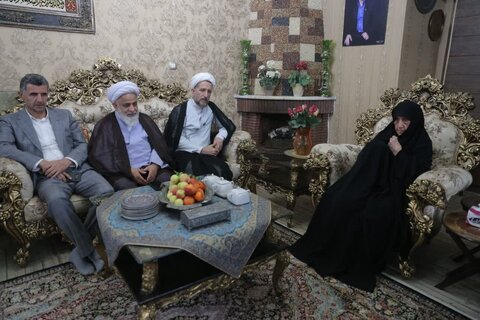 تصاویر / دیدار نماینده ولی فقیه در استان قزوین با خانواده شهید