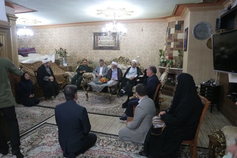 تصاویر / دیدار نماینده ولی فقیه در استان قزوین با خانواده شهید