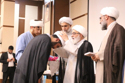 تصاویر/ آیین عمامه‌گذاری طلاب حوزه علمیه استان سمنان با حضور دبیر شورای عالی حوزه های علمیه