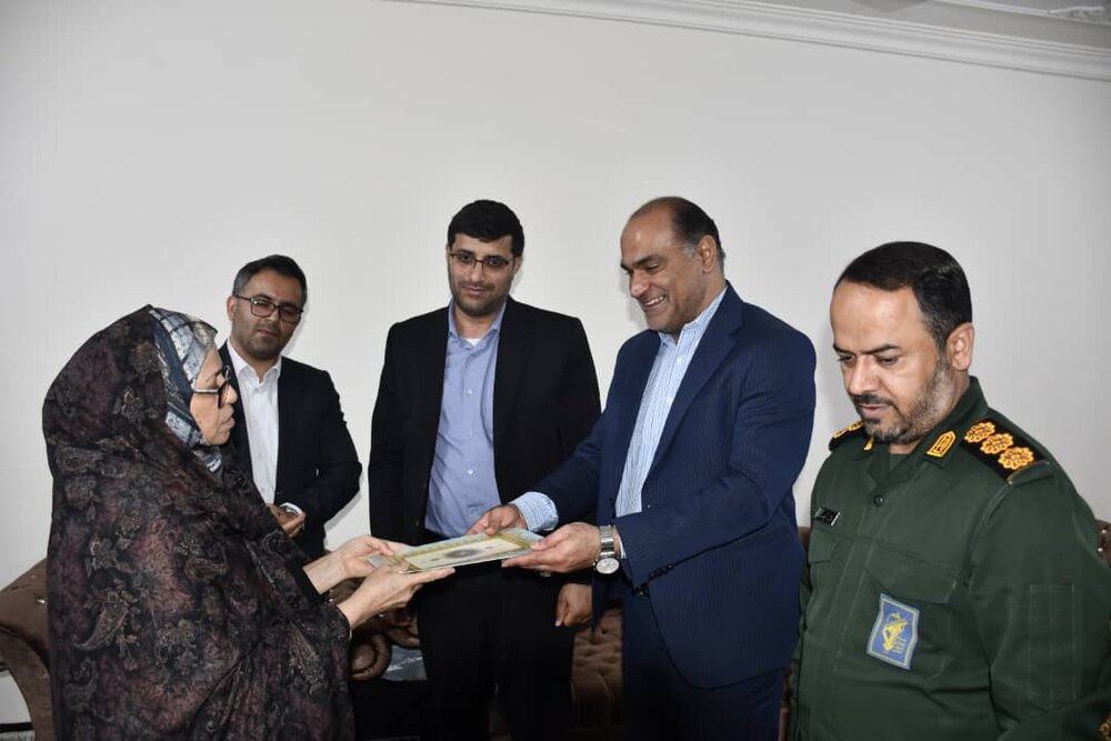 خانواده های شهدا و ایثارگران سمبل صبر و مقاومت هستند