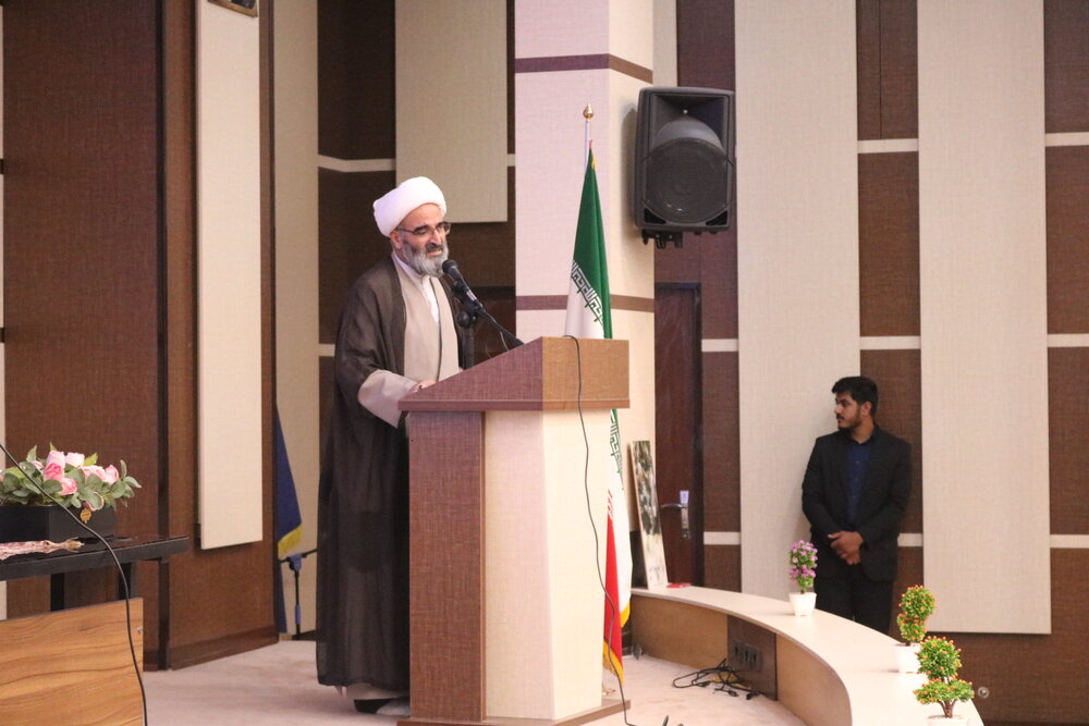 عالم سودمند از هفتاد هزار عابد برتر است/ امر دین و سیاست قابل تفکیک از یکدیگر نیستند