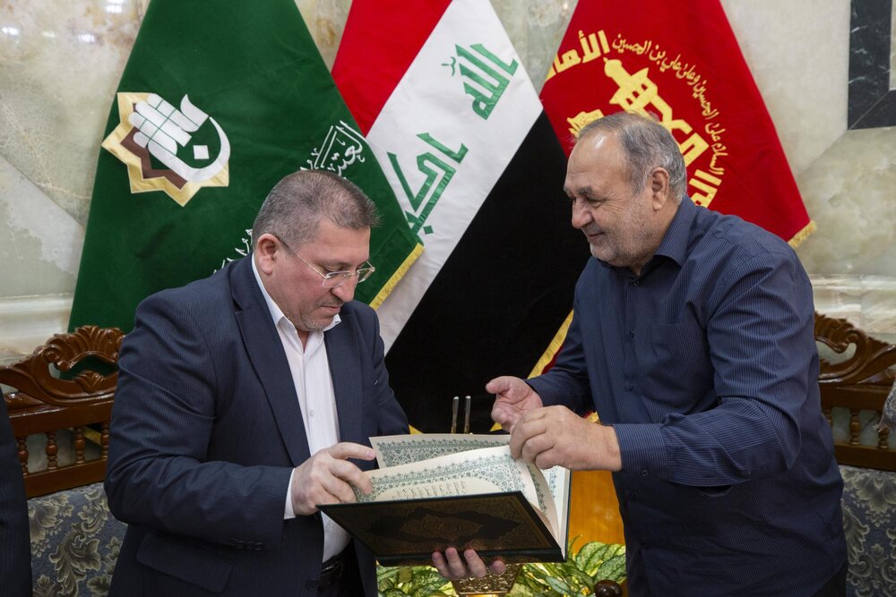 خطاطون إيرانيون يهدون نسخة خطّية من المصحف الشريف إلى العتبة العباسية المقدسة