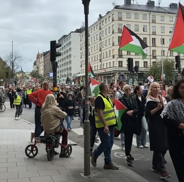 «سوئدی‌ها» با حمل پیکرهای نمادین شهدای «غزه» جهان را به قیام فراخواندند