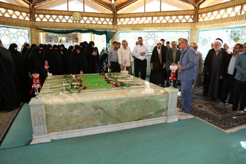 غبارروبی مزار شهدای گمنام جامعه الزهرا سلام‌الله‌علیها / سردار کاجی: بیدار سازی مردم مأموریت شهدای گمنام است