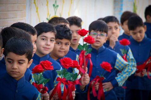 تصاویر/ آیین نمادین استانی زنگ شکوفه ها در دبستان پسرانه شاهد شهرستان گرمسار