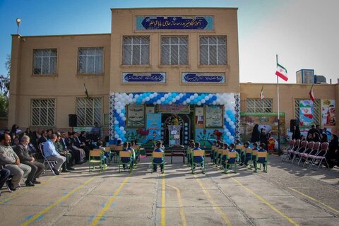 تصاویر/ آیین نمادین استانی زنگ شکوفه ها در دبستان پسرانه شاهد شهرستان گرمسار